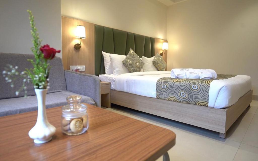 Meritas Crystal Resort Lonavala Dış mekan fotoğraf