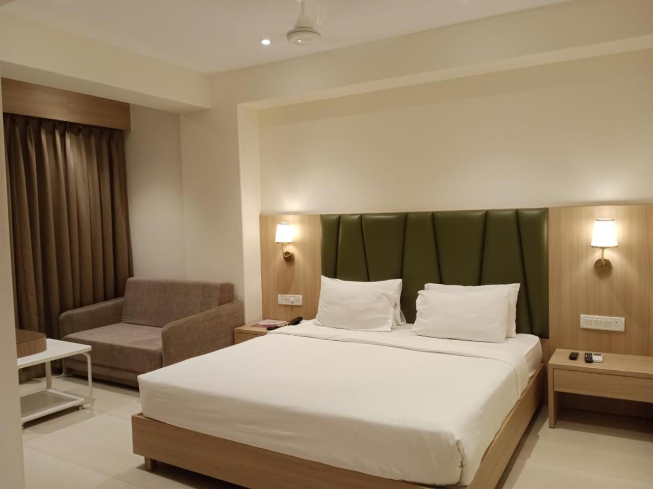 Meritas Crystal Resort Lonavala Dış mekan fotoğraf